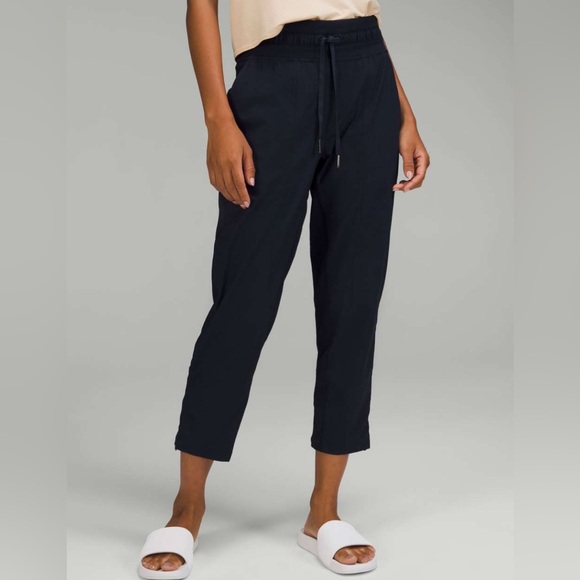 Lululemon Dance Studio Mid-Rise Crop 25"
True Navy size 10 - Picture 1 of 9